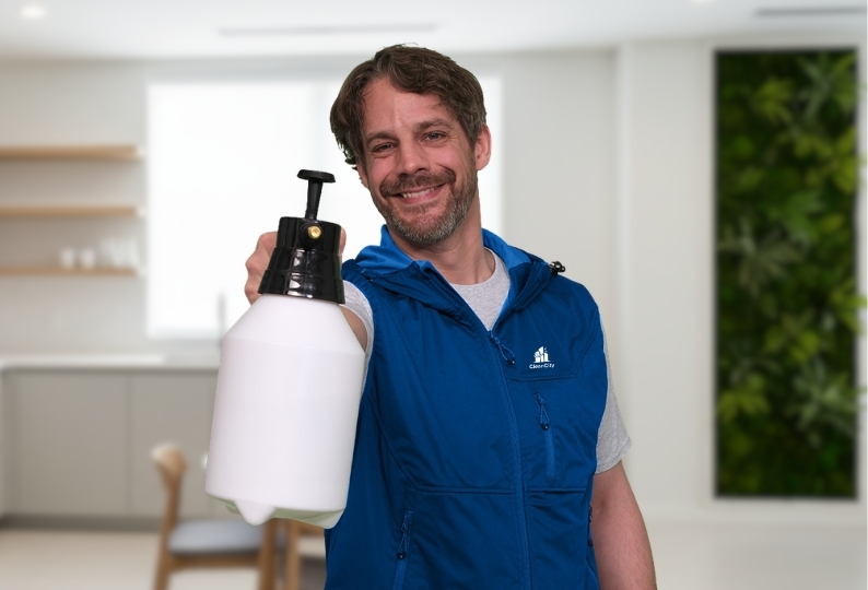 Ein Mitarbeiter der Grundreinigung Hannover mit einer Sprühflasche